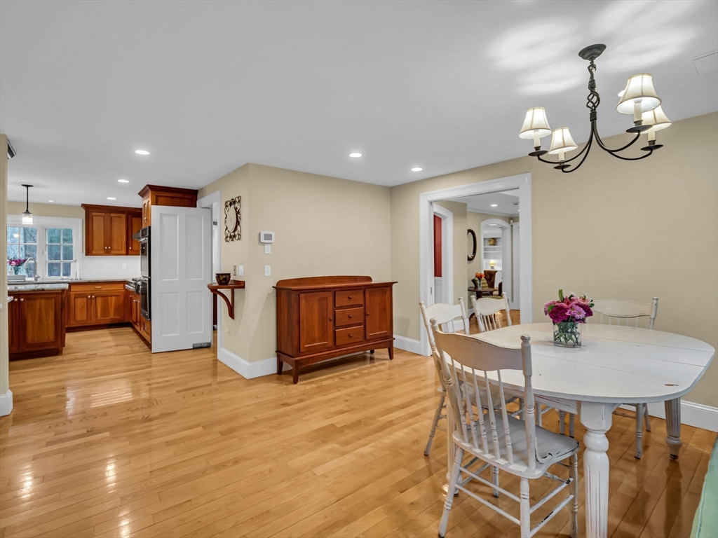 16 Buttonwood Ln
