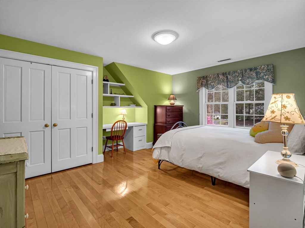 16 Buttonwood Ln
