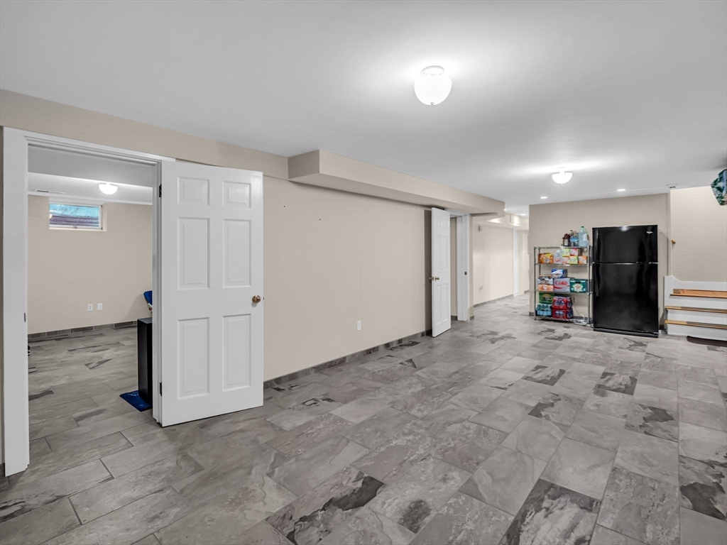 16 Buttonwood Ln