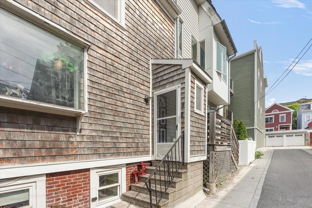 8 Lovis St