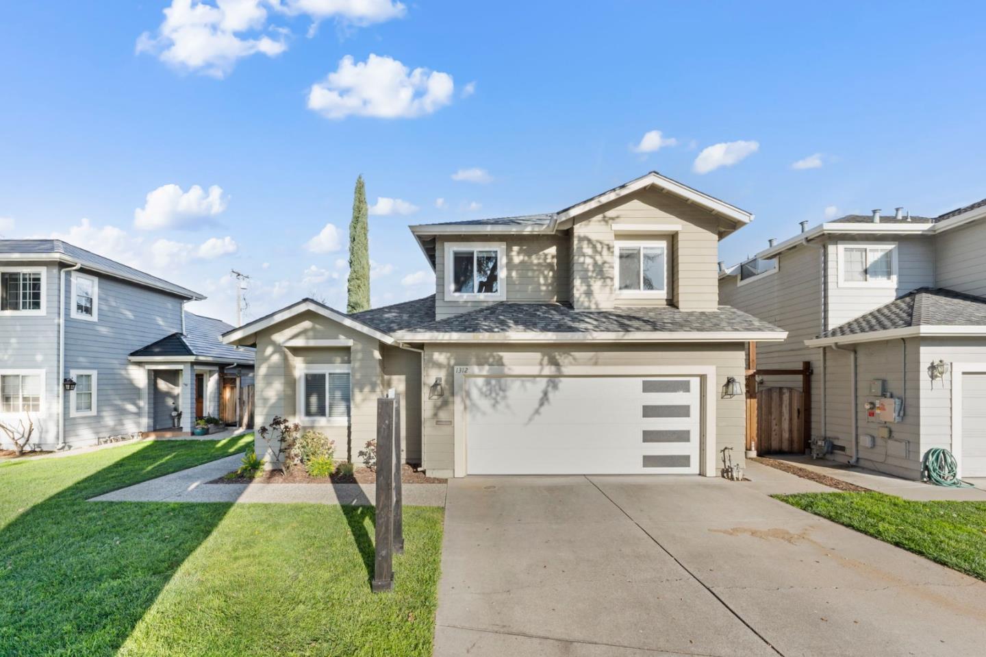 1312 Poe LN