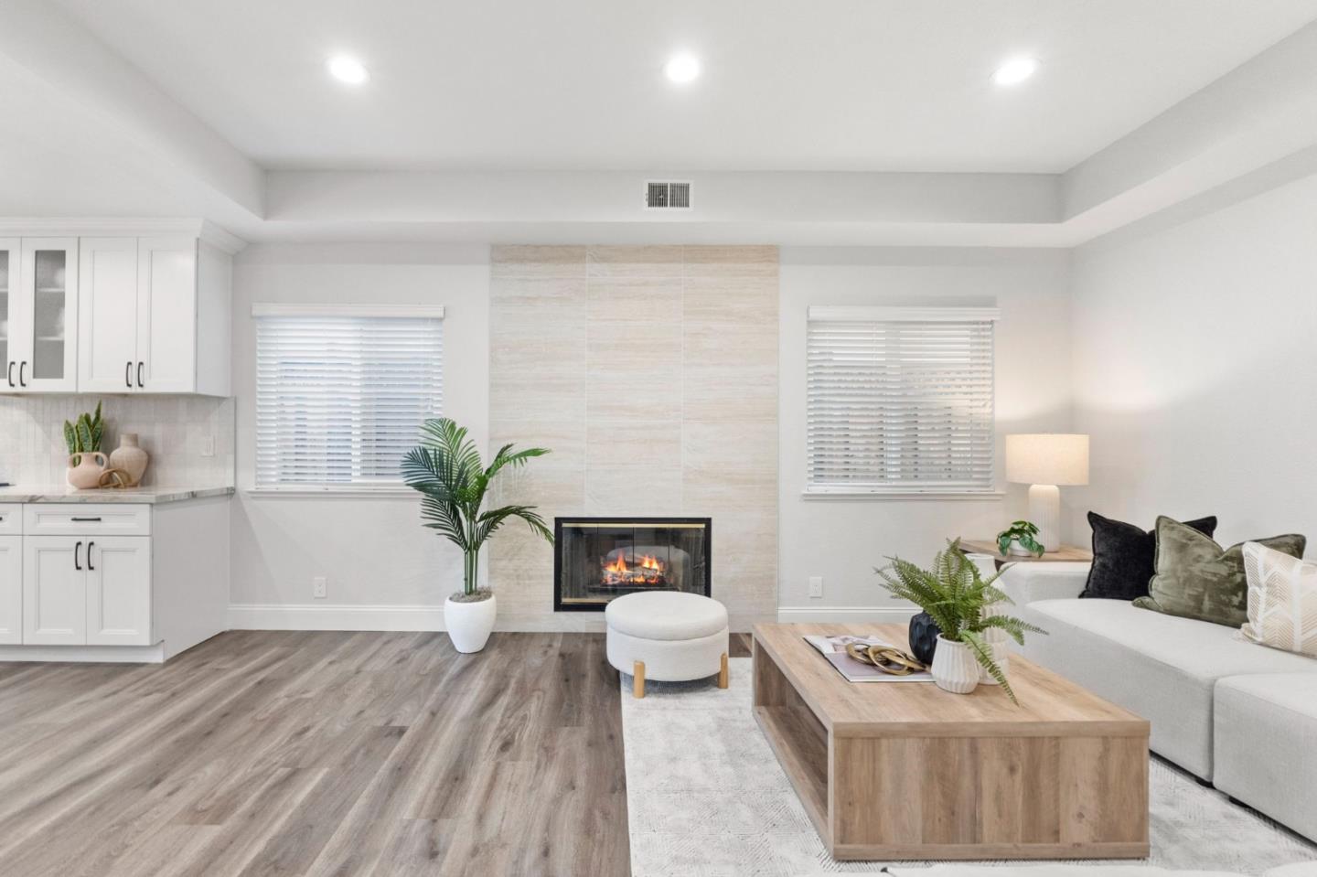 1312 Poe LN