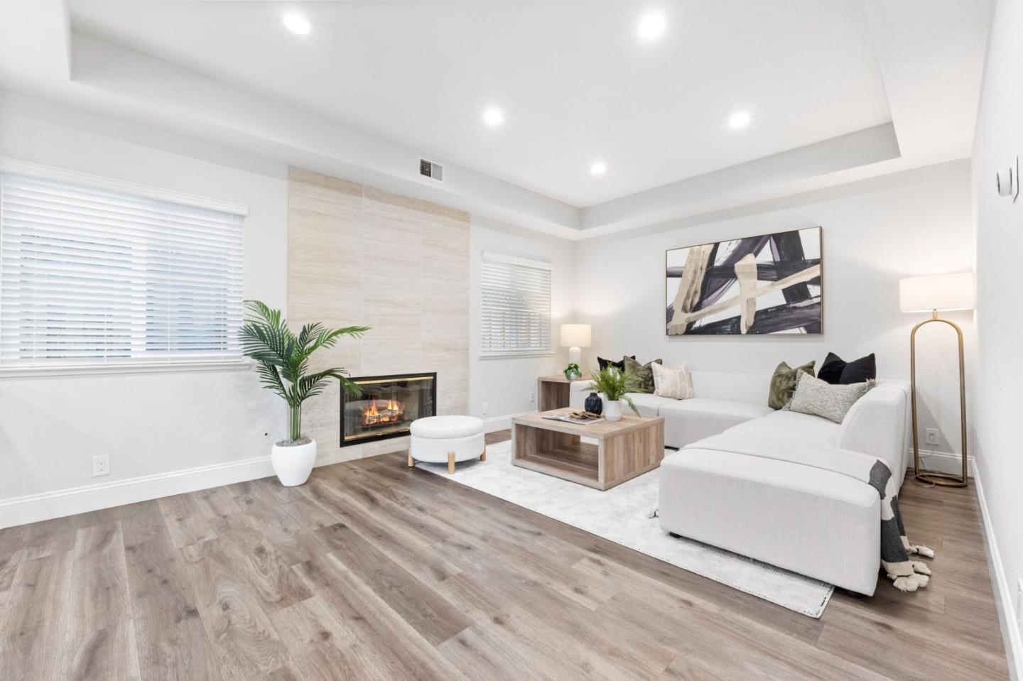 1312 Poe LN