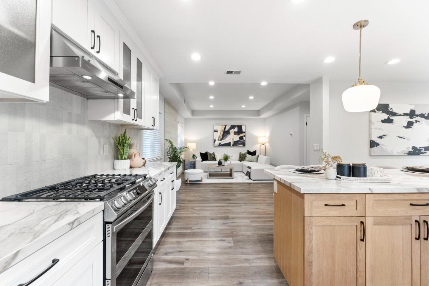 1312 Poe LN