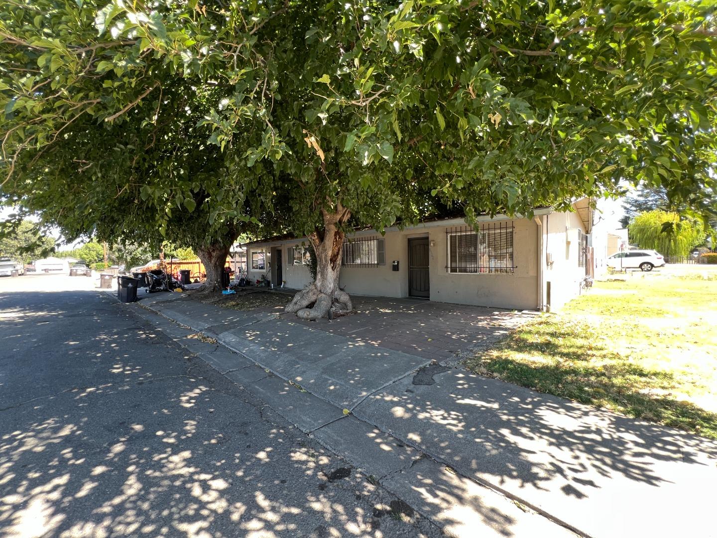 1302 Holt Street