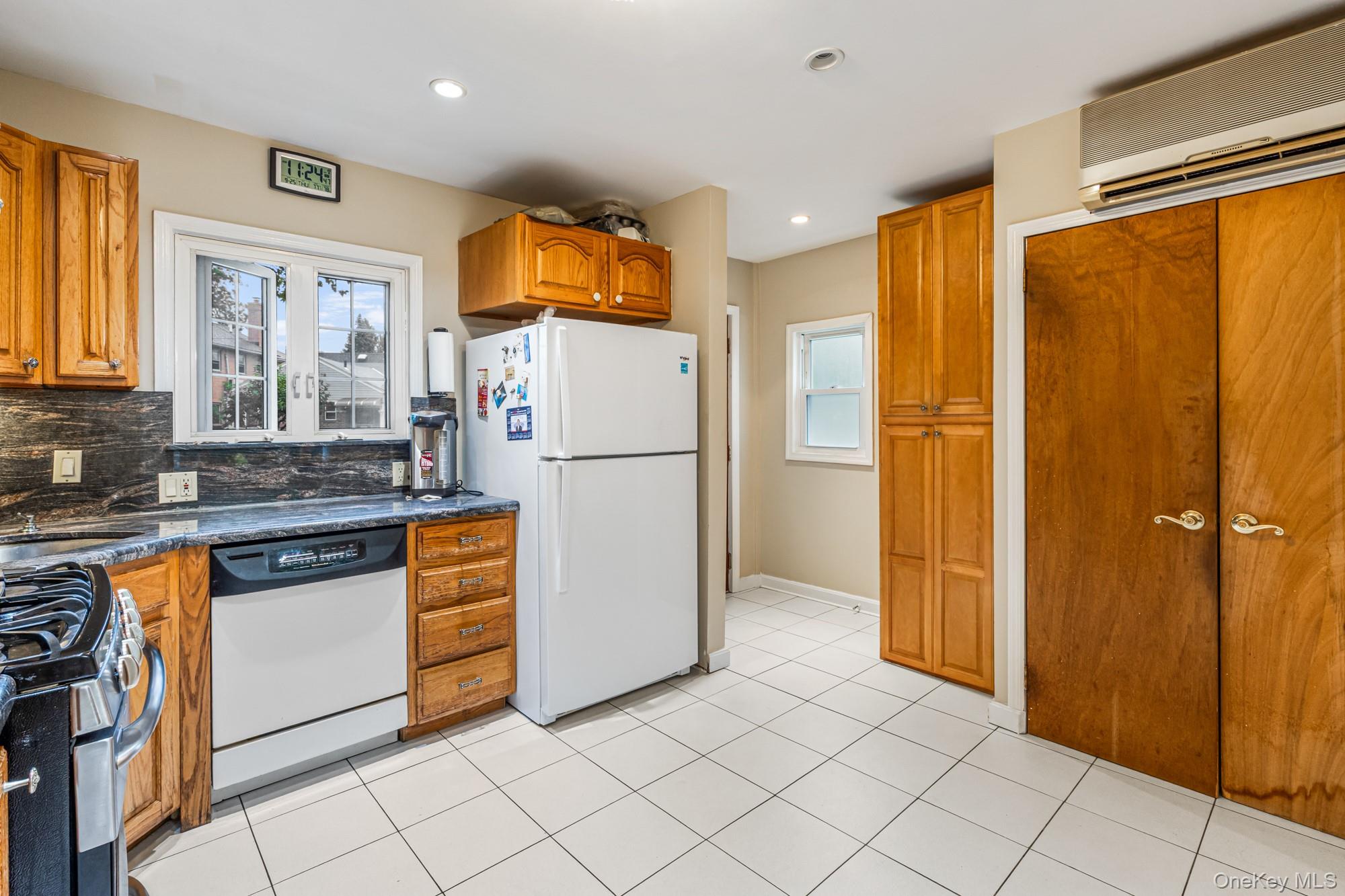 27-22 Bayside Lane