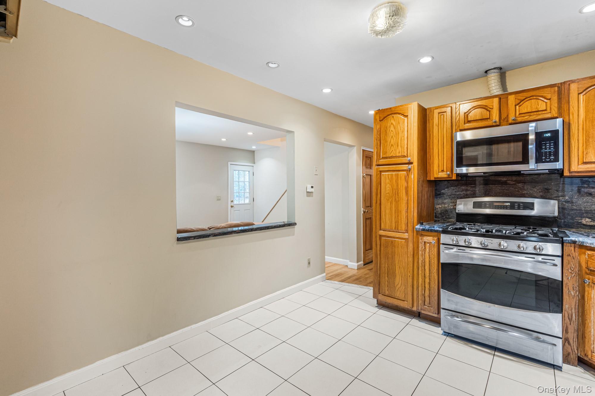 27-22 Bayside Lane