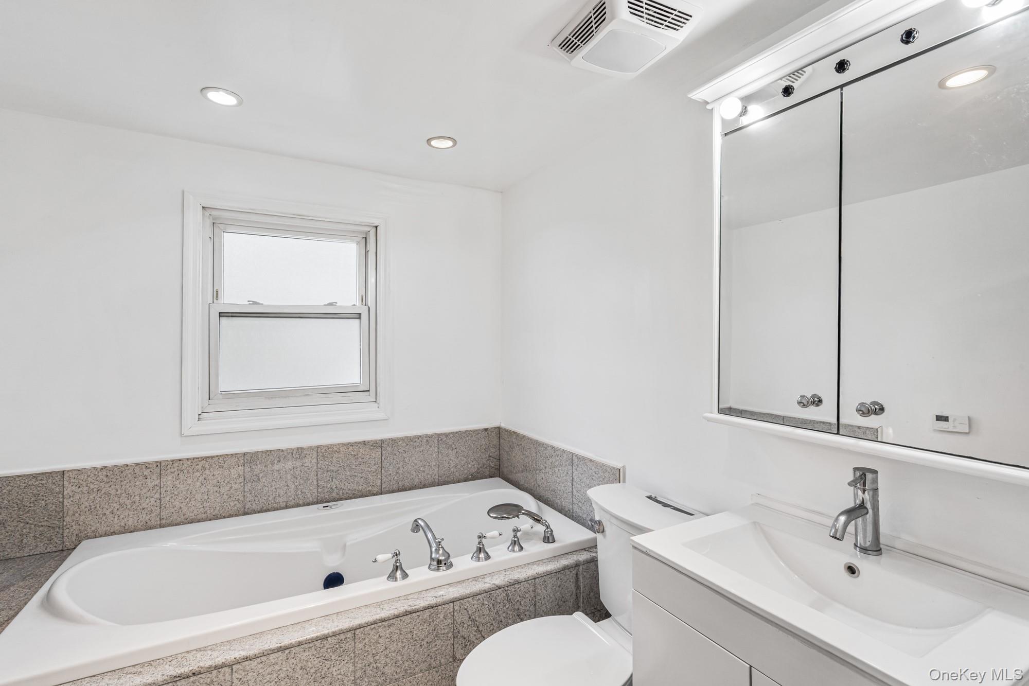 27-22 Bayside Lane