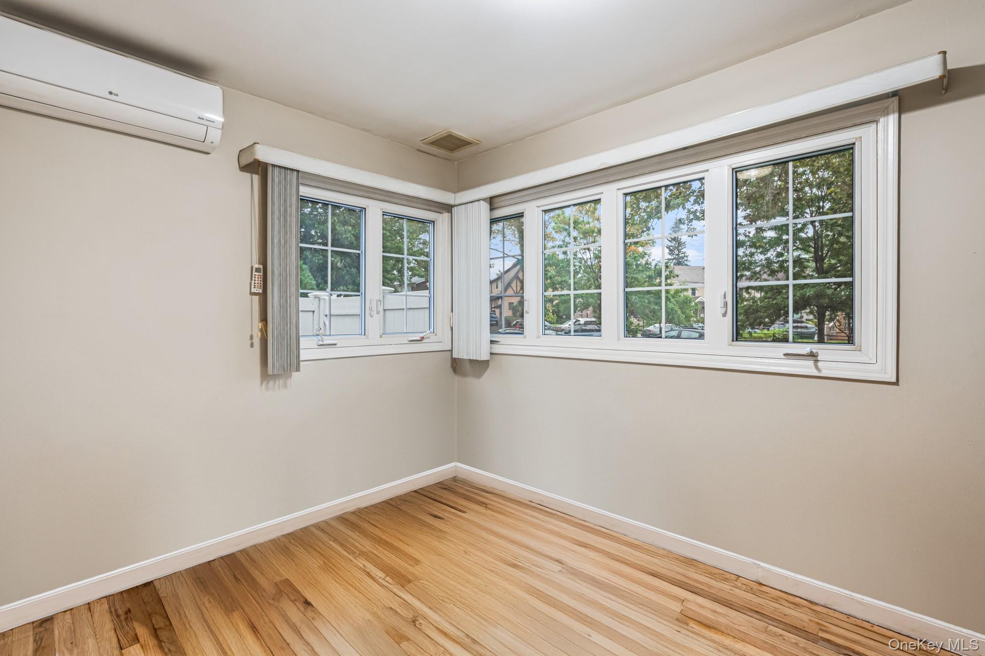 27-22 Bayside Lane