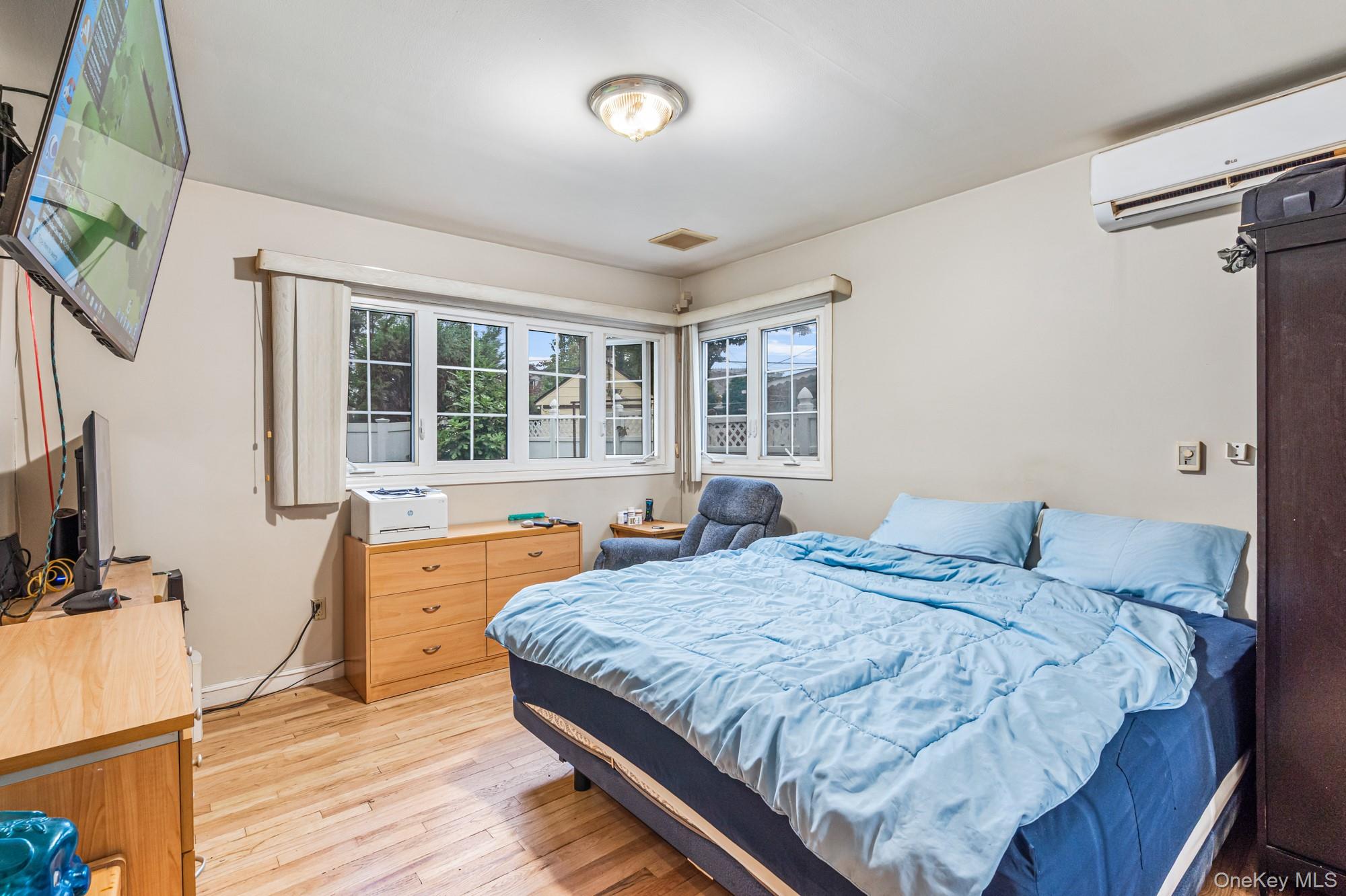 27-22 Bayside Lane