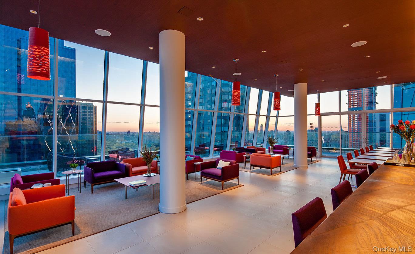 322 W 57th Street Unit: 33U