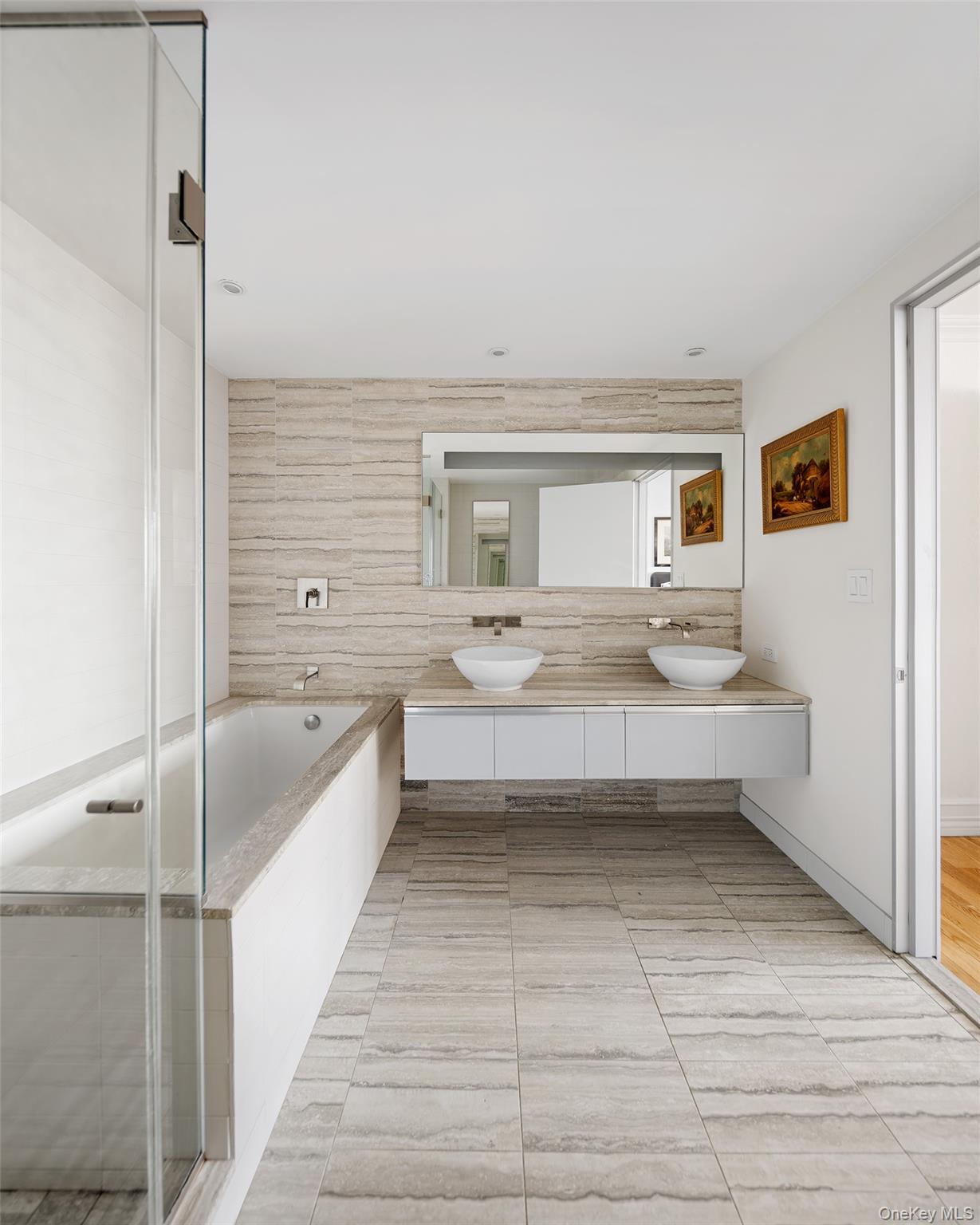 322 W 57th Street Unit: 33U