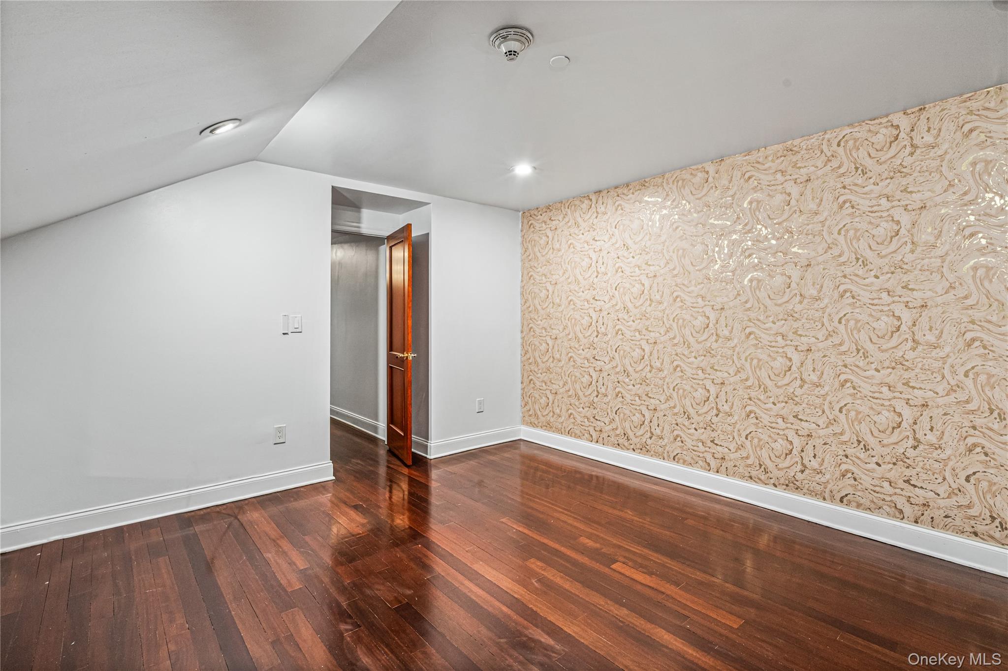 171 Great Neck Road Unit: 4R