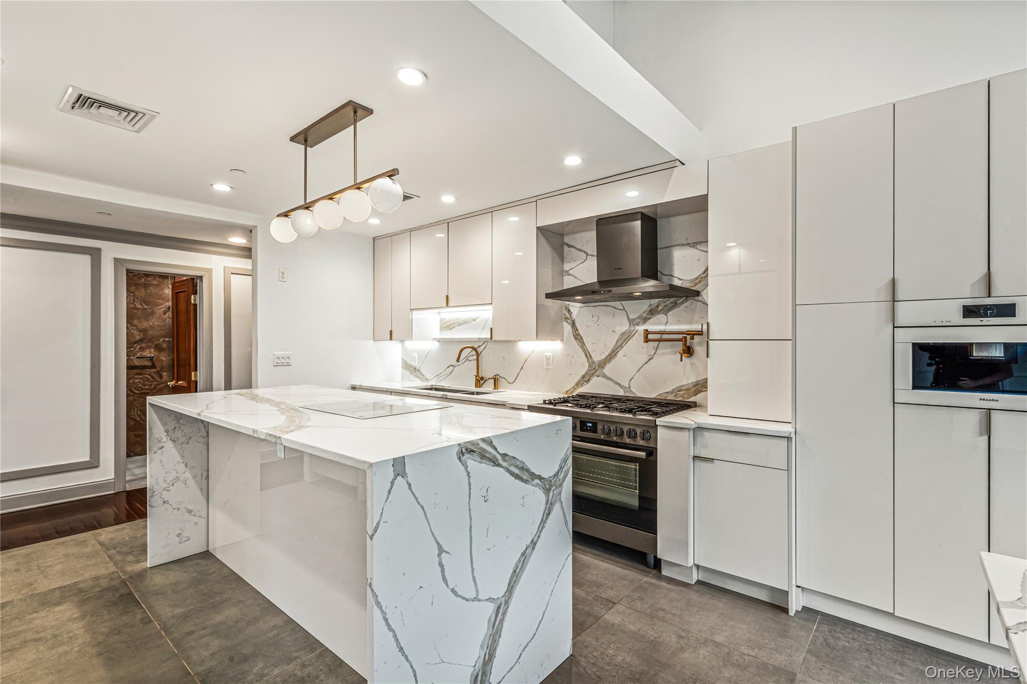 171 Great Neck Road Unit: 4R