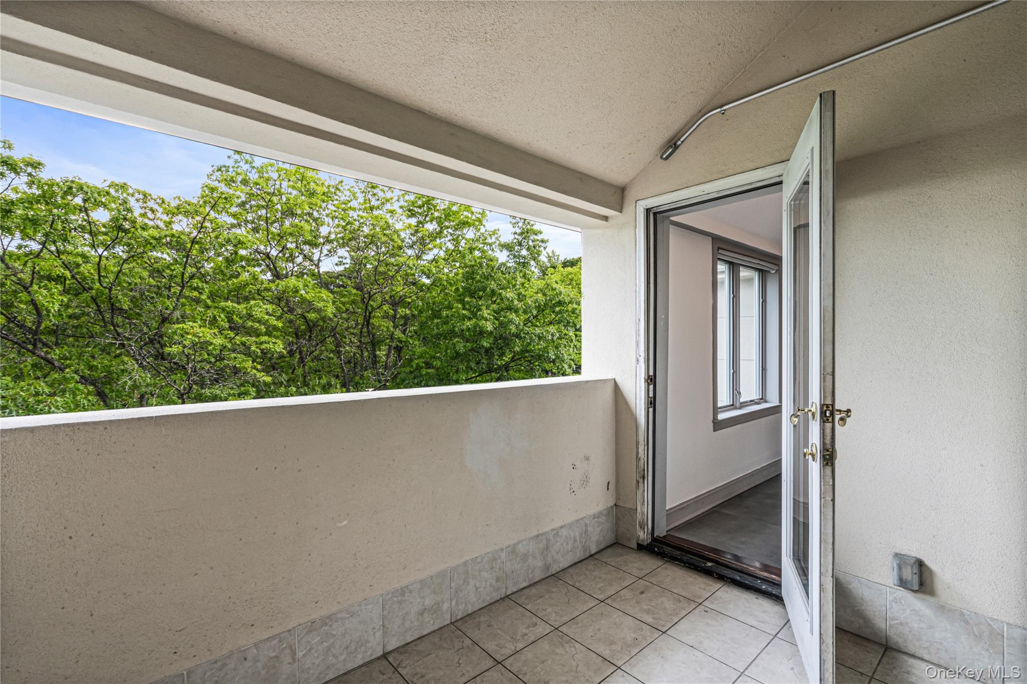 171 Great Neck Road Unit: 4R