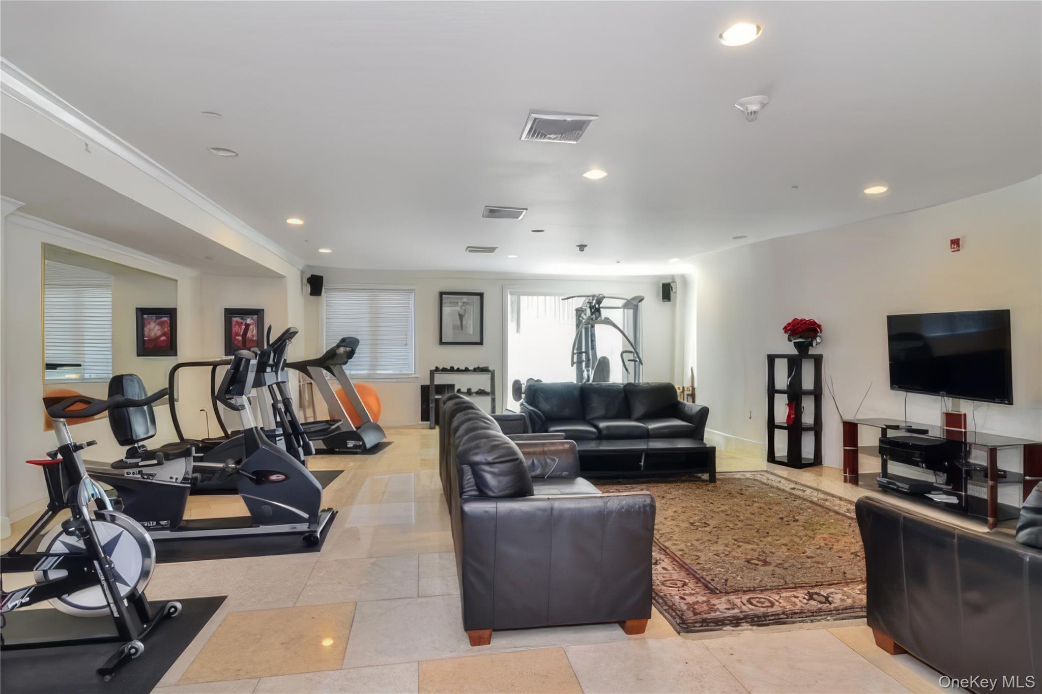 171 Great Neck Road Unit: 4R