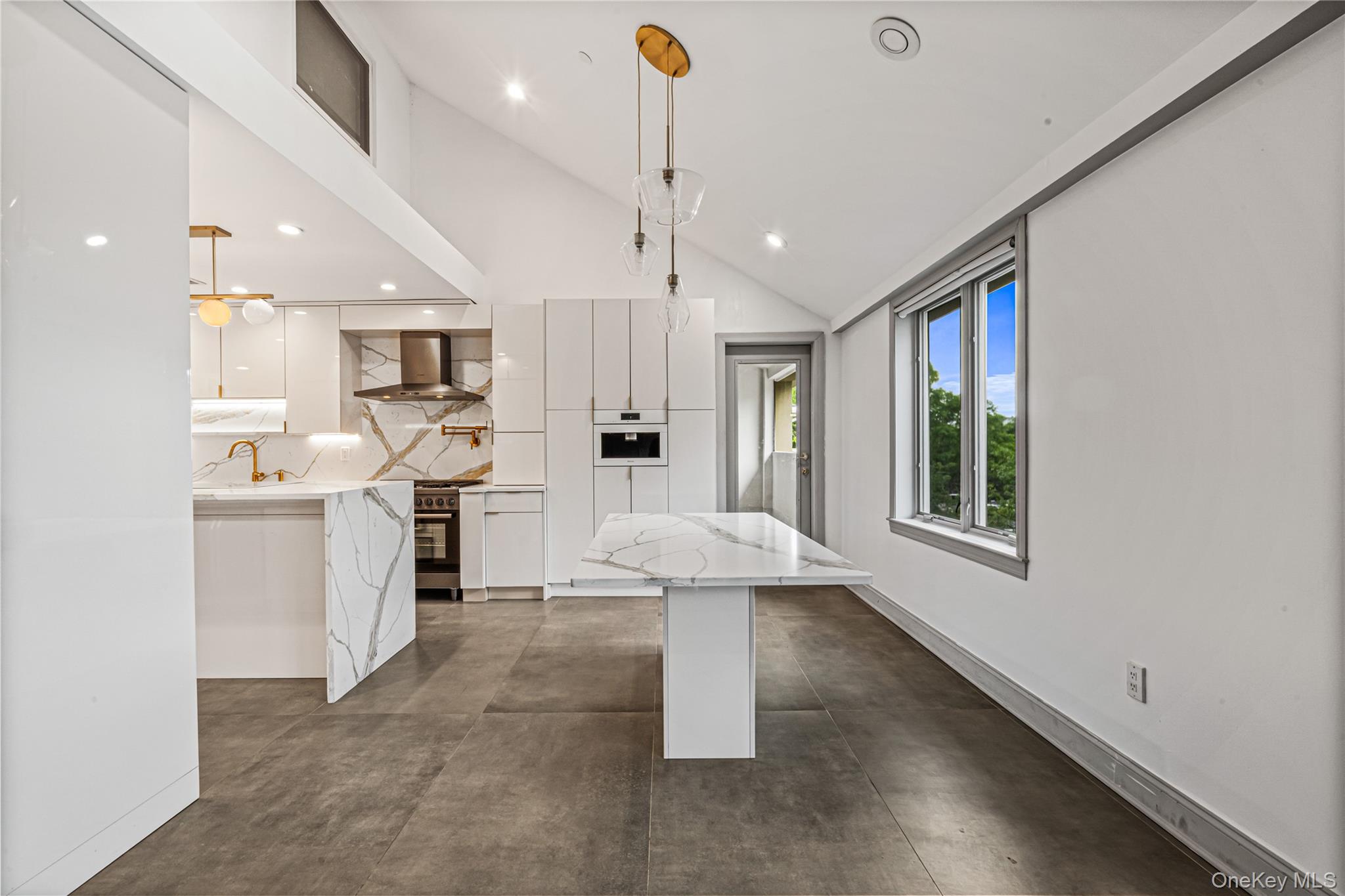 171 Great Neck Road Unit: 4R