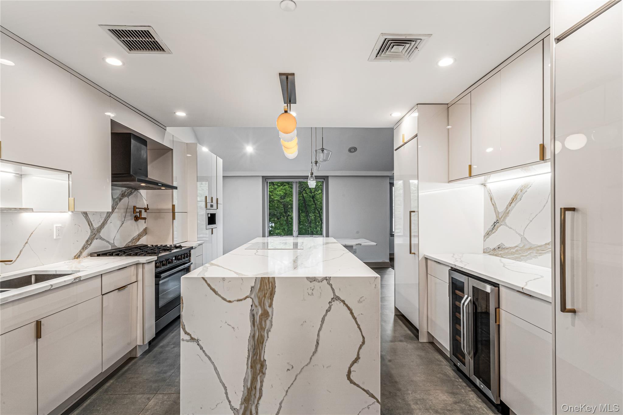 171 Great Neck Road Unit: 4R