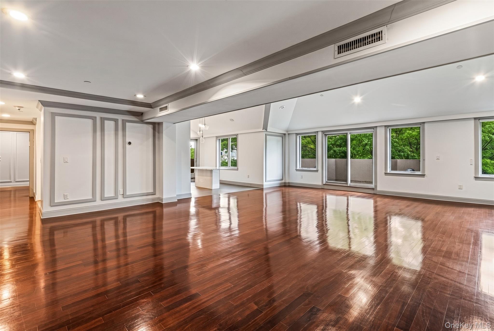 171 Great Neck Road Unit: 4R