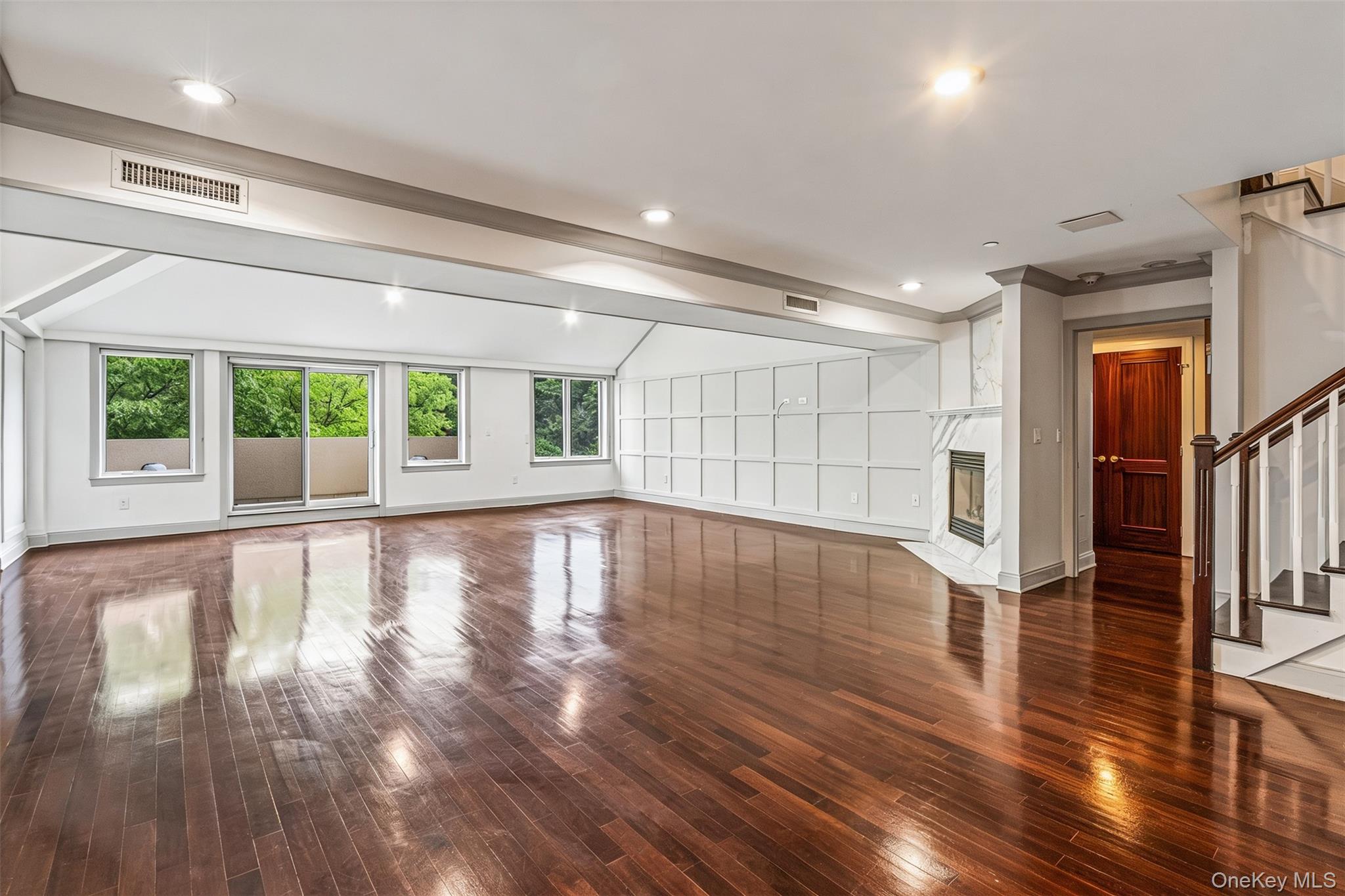171 Great Neck Road Unit: 4R