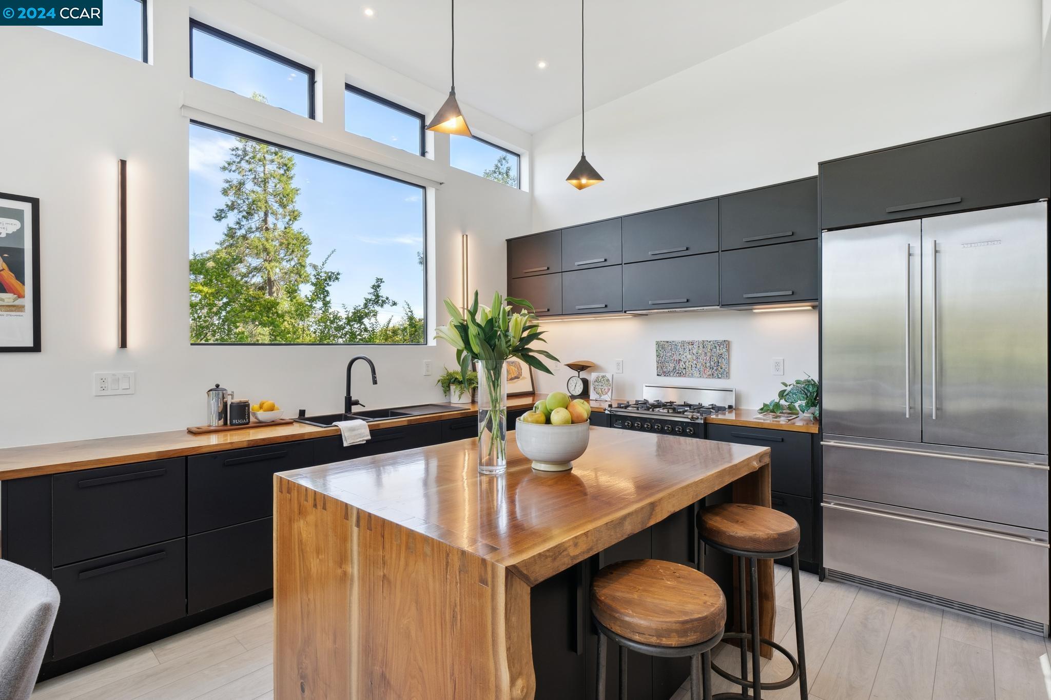 6915 Ridgewood Drive