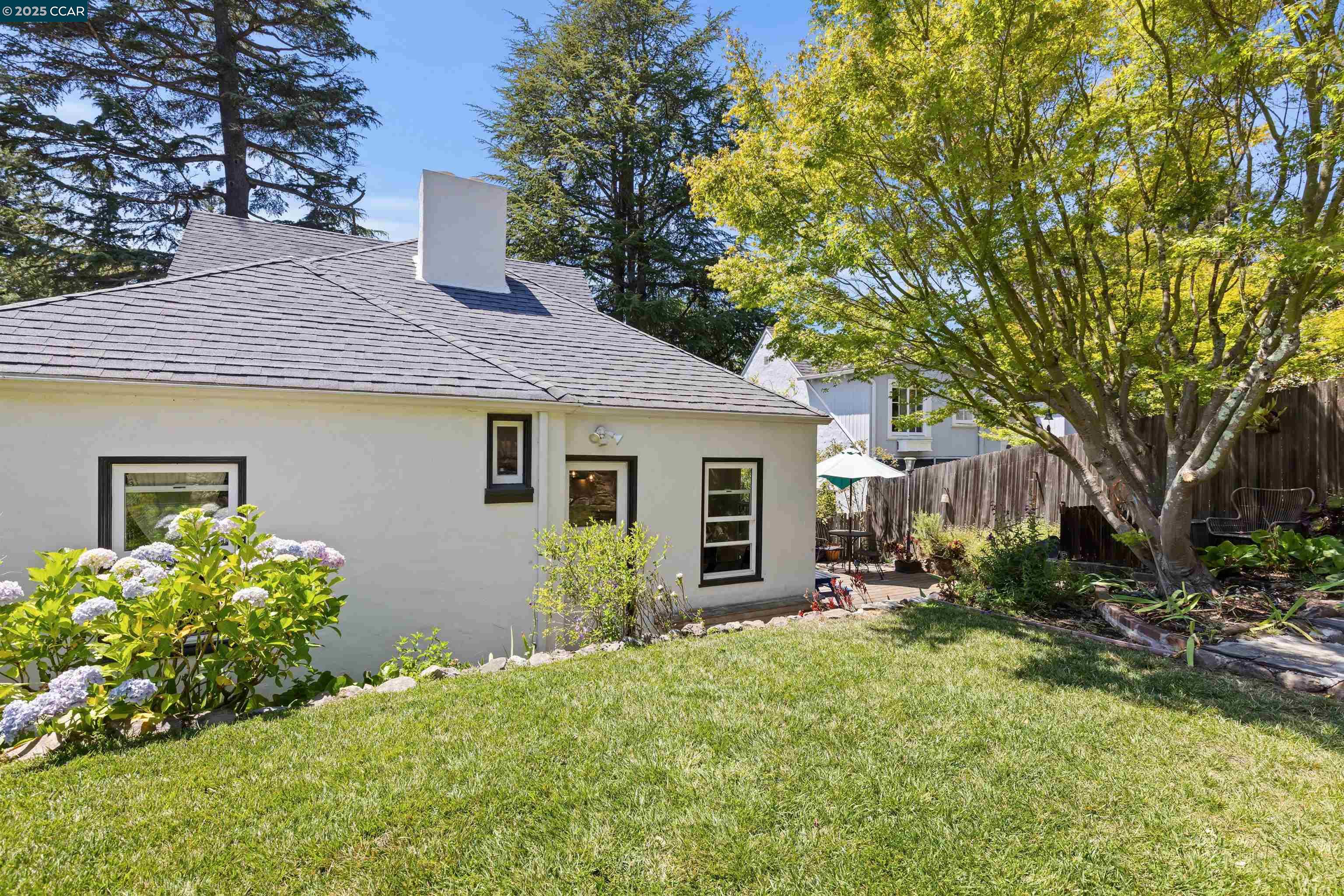 1048 Leo Way