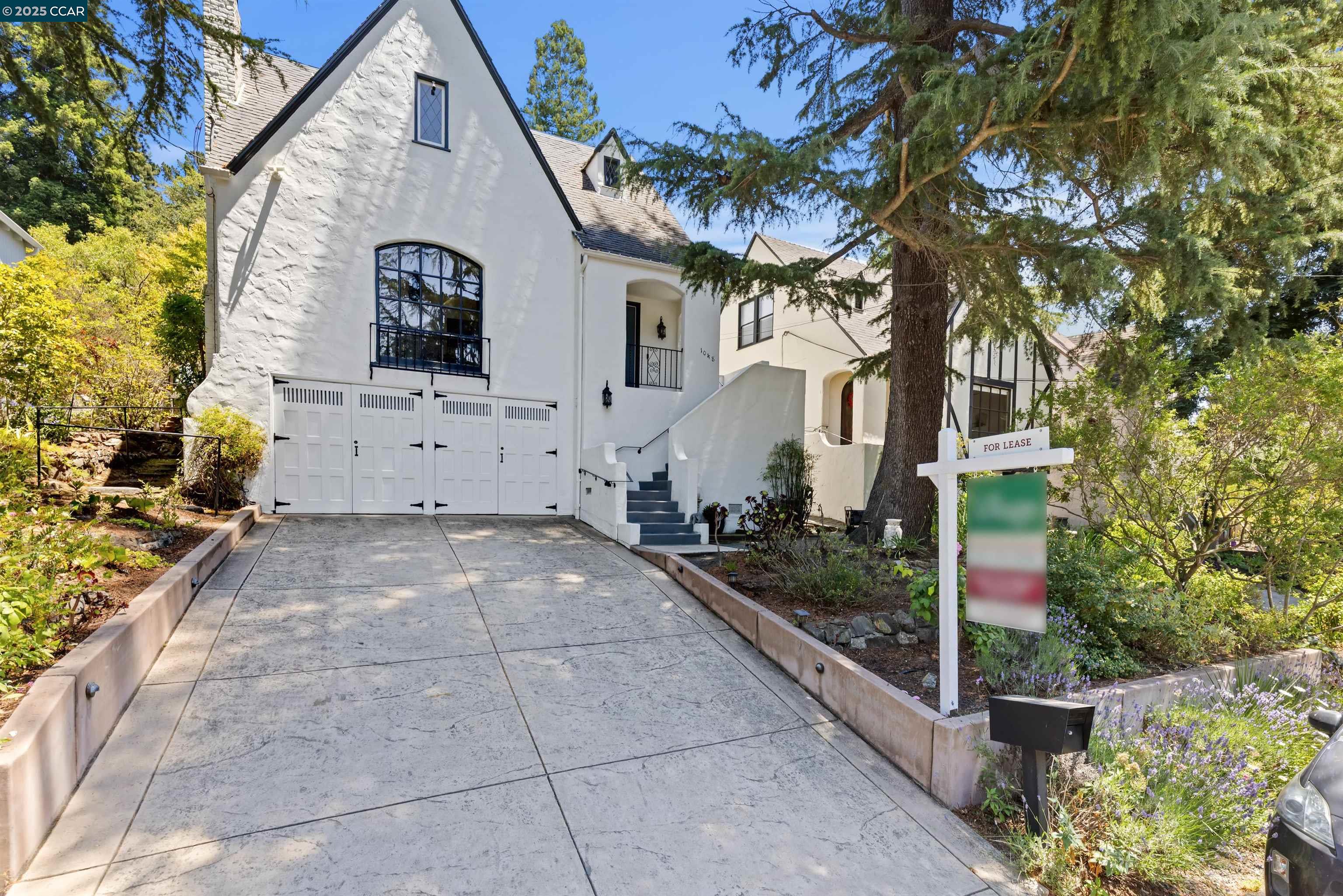 1048 Leo Way