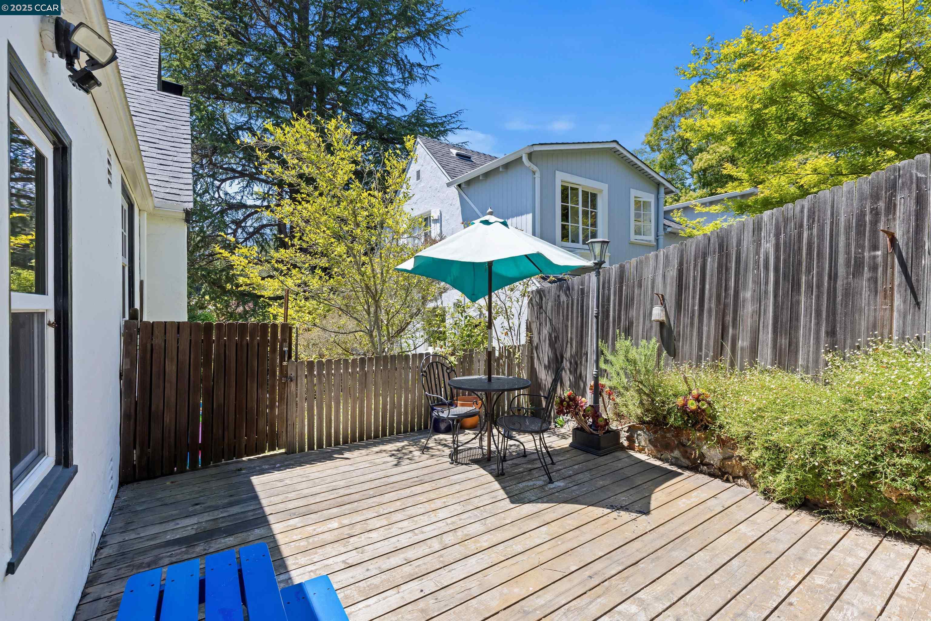 1048 Leo Way