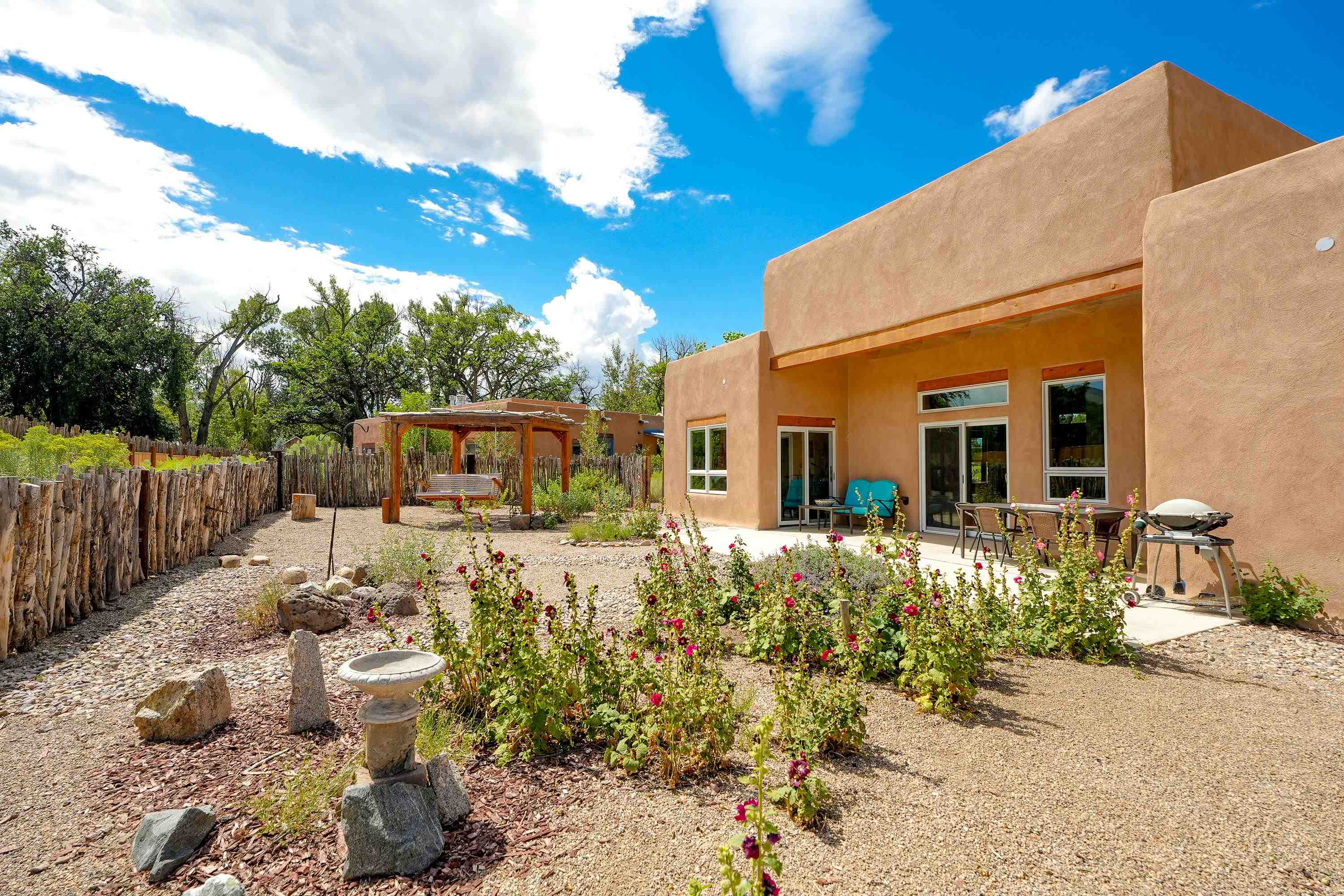 2 La Isla Court