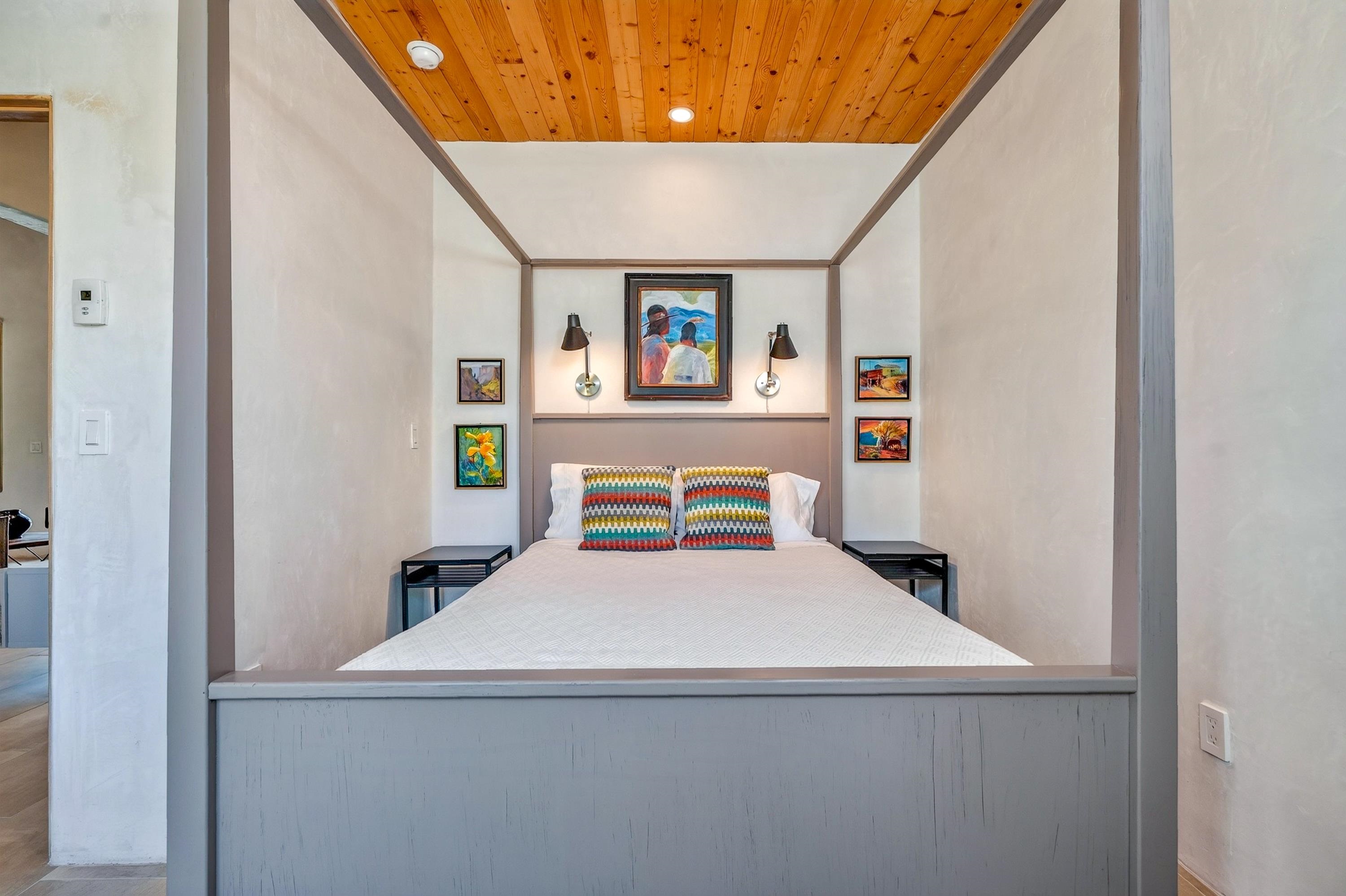 2 La Isla Court