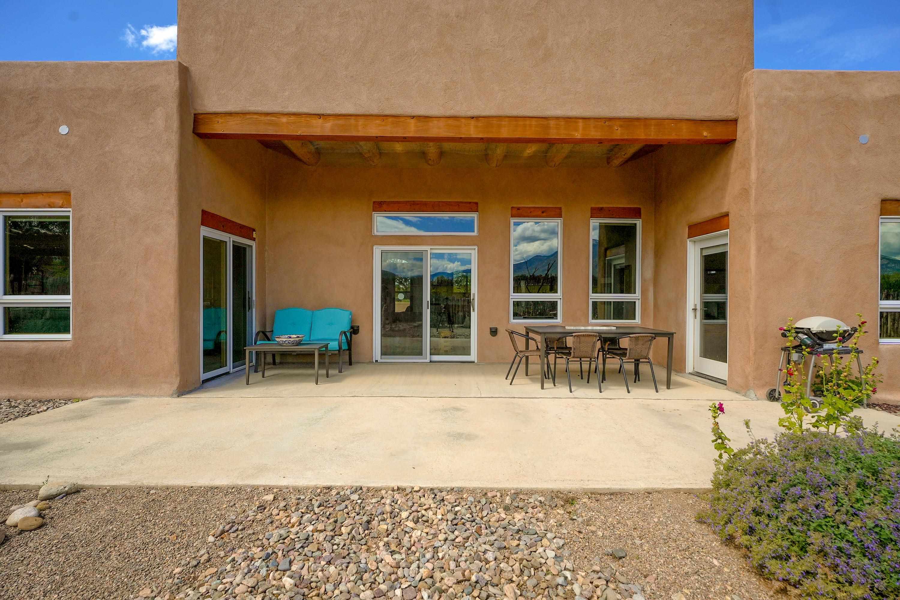 2 La Isla Court