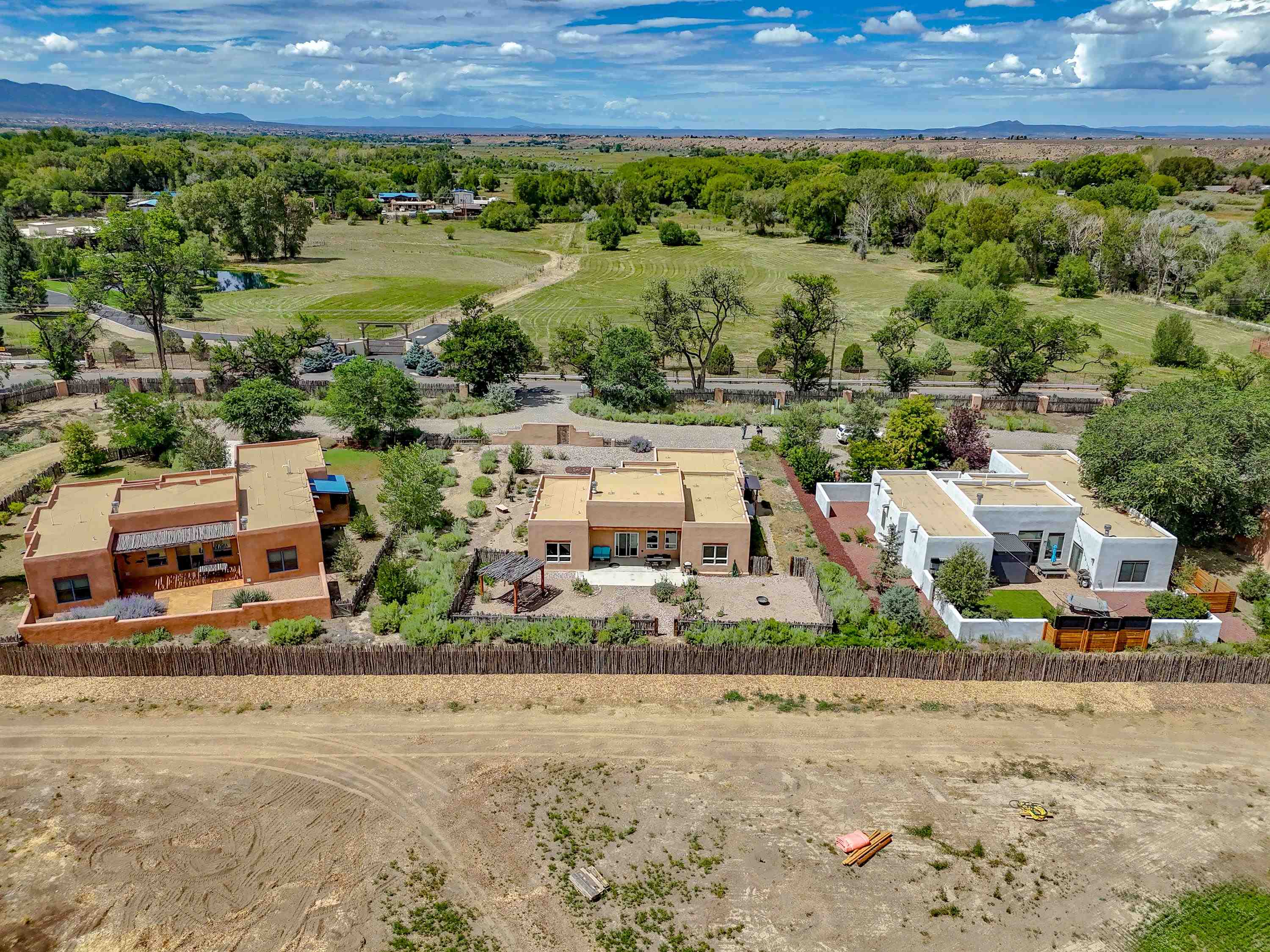 2 La Isla Court