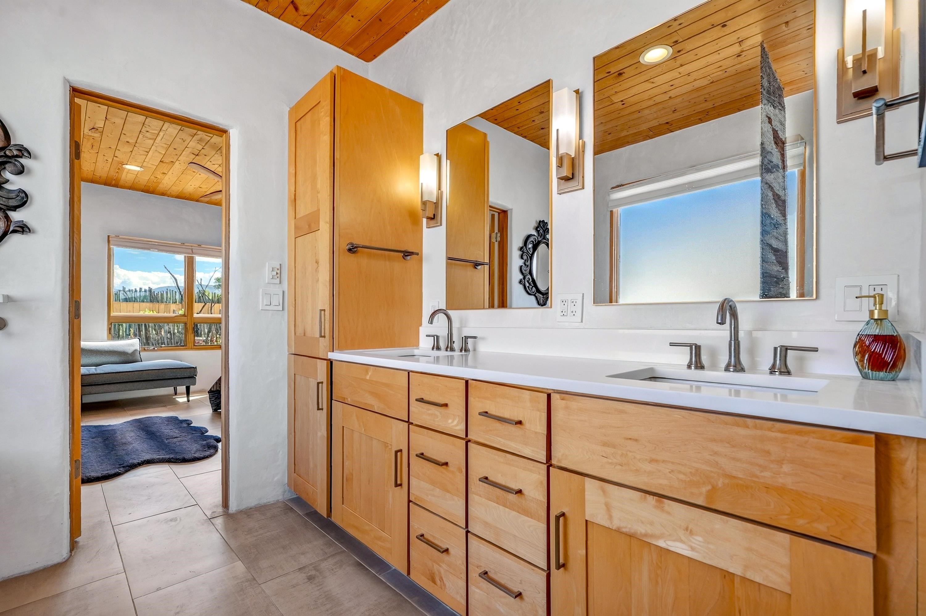 2 La Isla Court