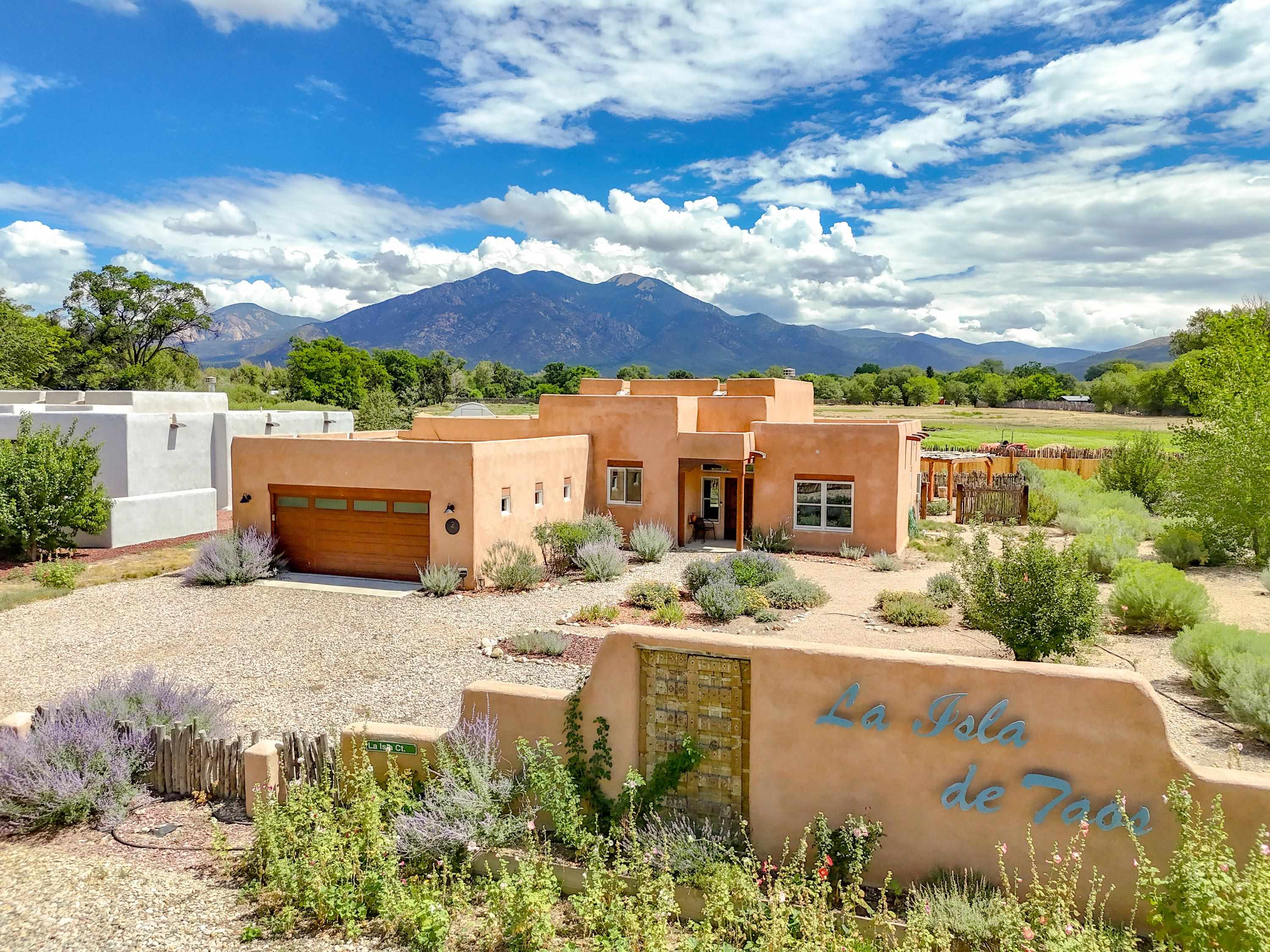 2 La Isla Court