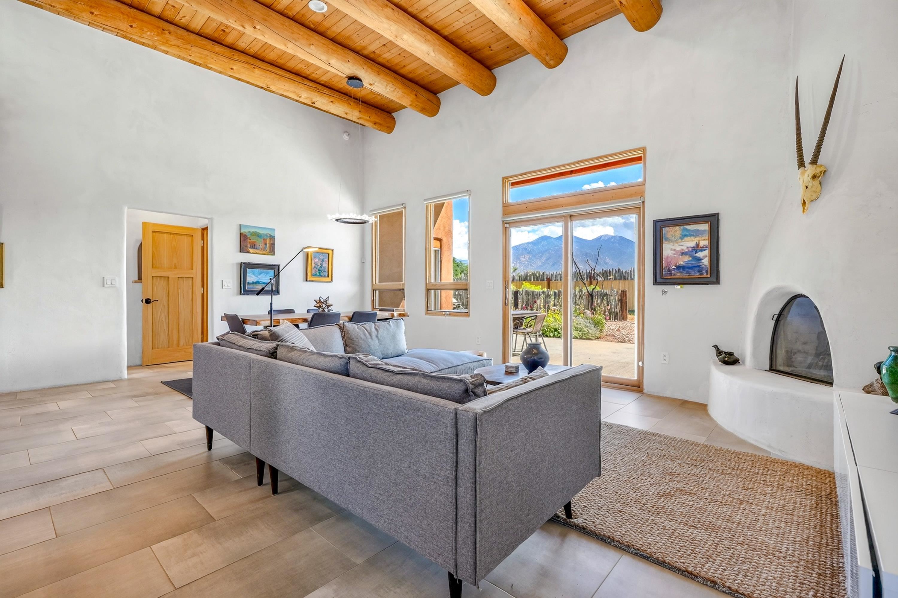 2 La Isla Court