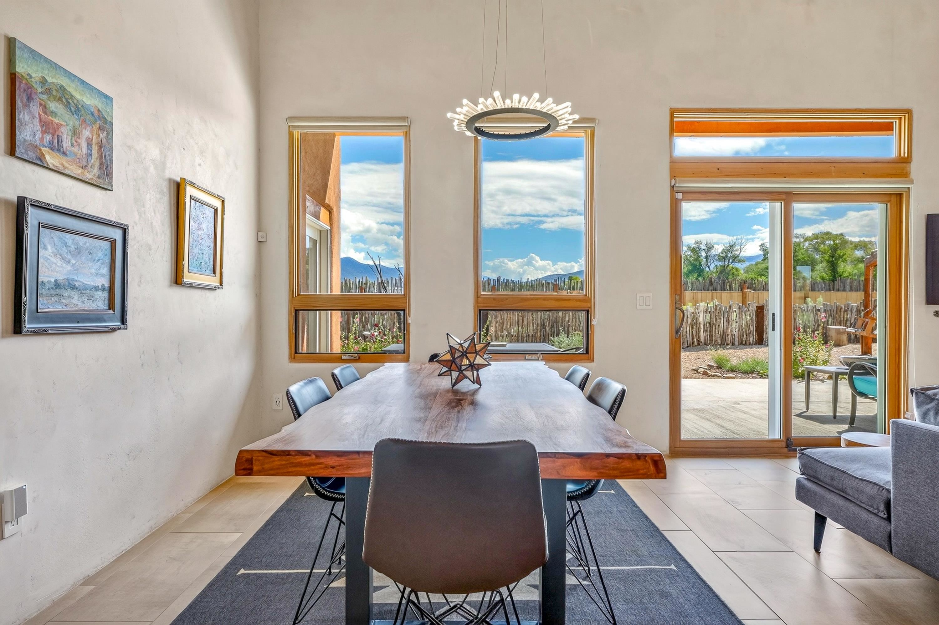 2 La Isla Court