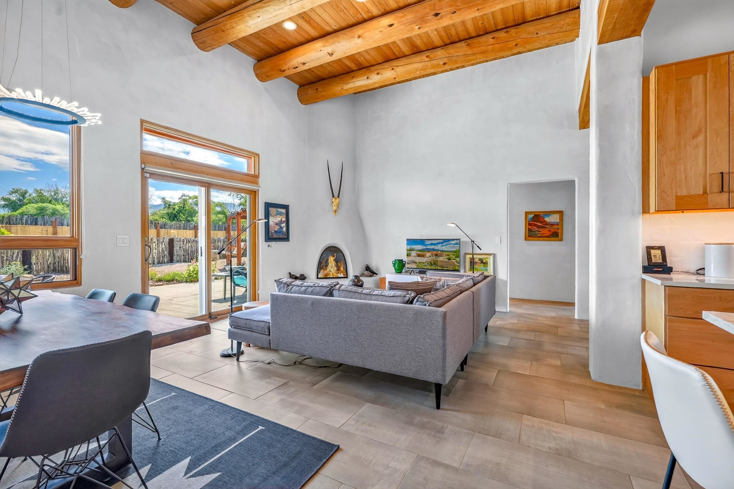 2 La Isla Court