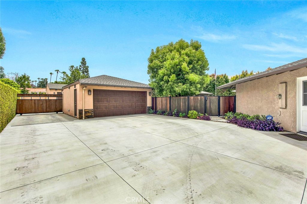 9912 Oakwood Circle