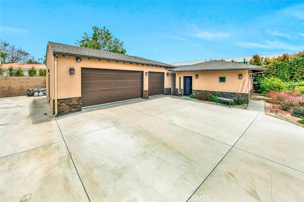 9912 Oakwood Circle