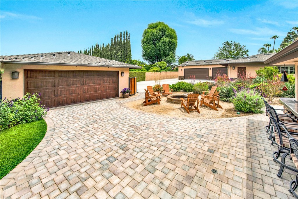9912 Oakwood Circle