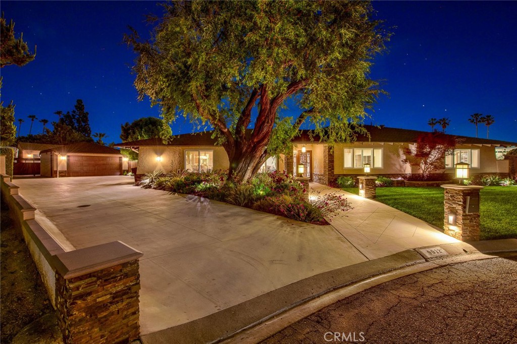 9912 Oakwood Circle