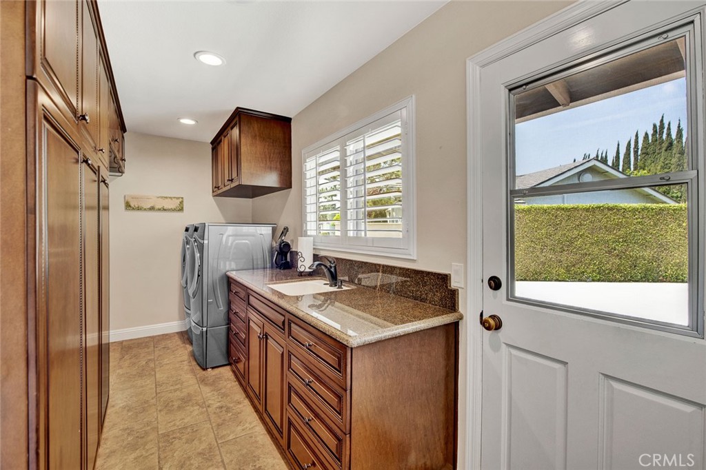 9912 Oakwood Circle