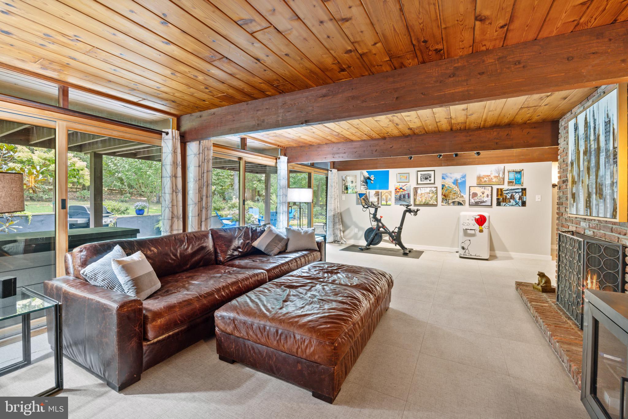 1700 Canterbury Com