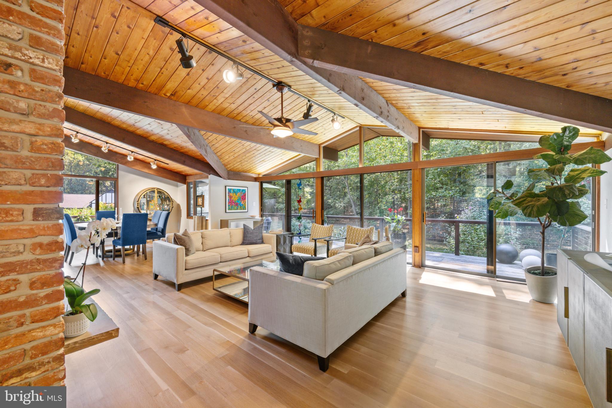 1700 Canterbury Com