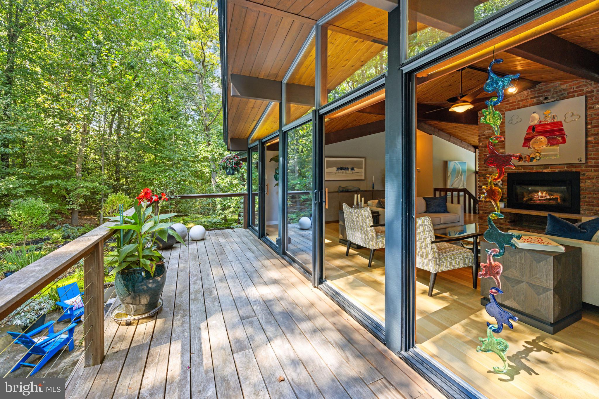 1700 Canterbury Com