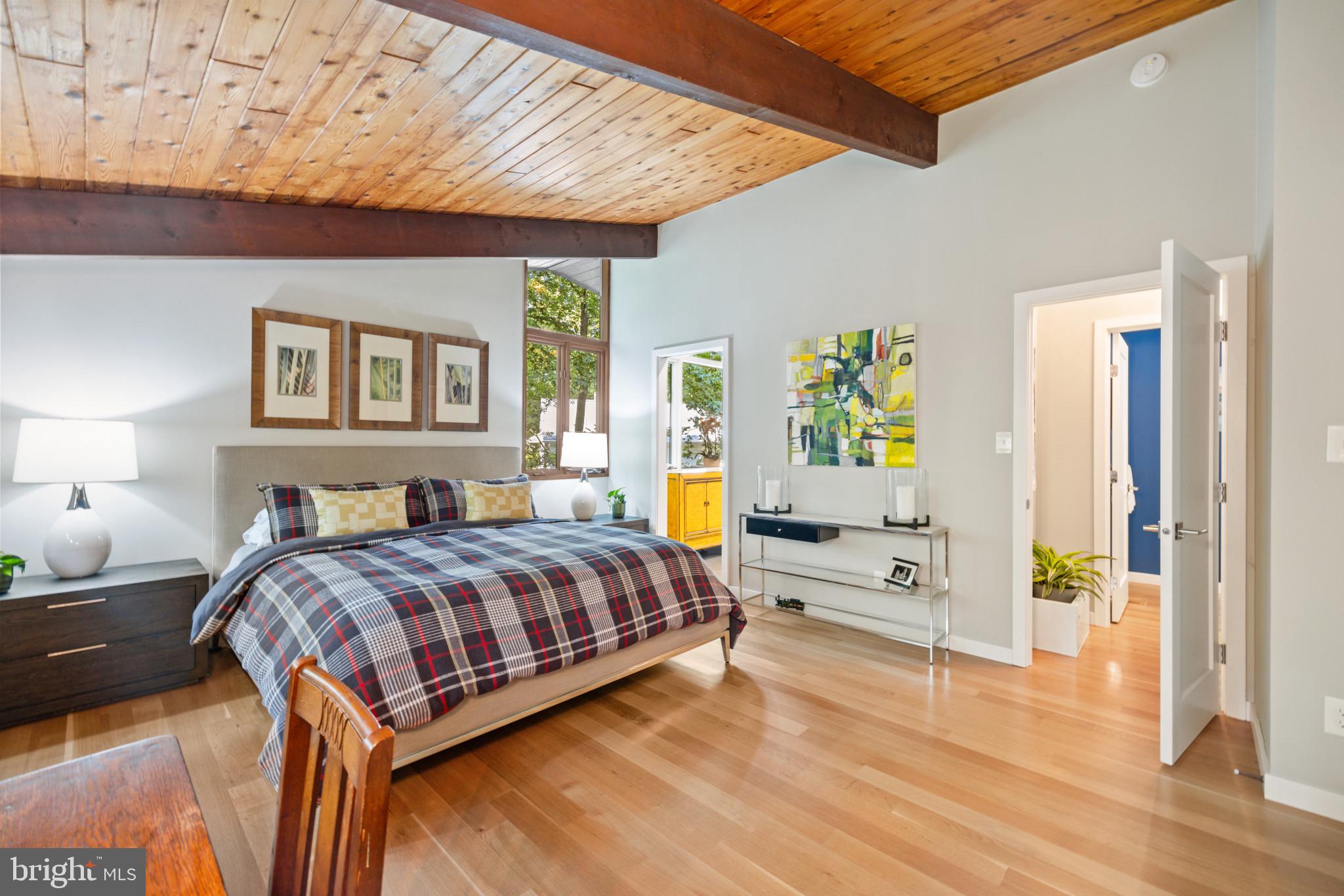 1700 Canterbury Com