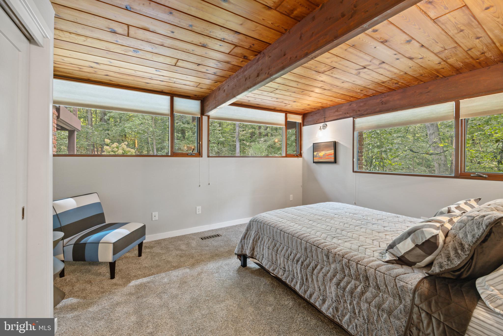 1700 Canterbury Com