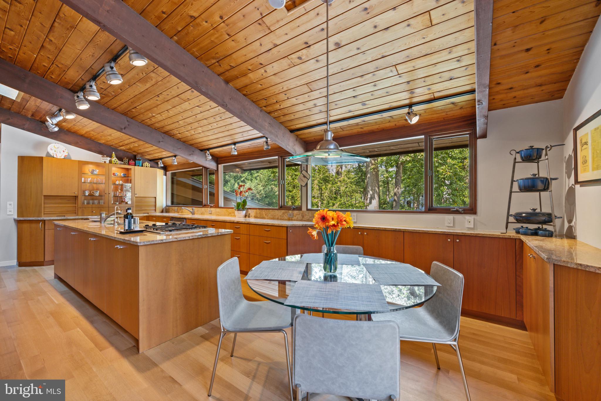 1700 Canterbury Com