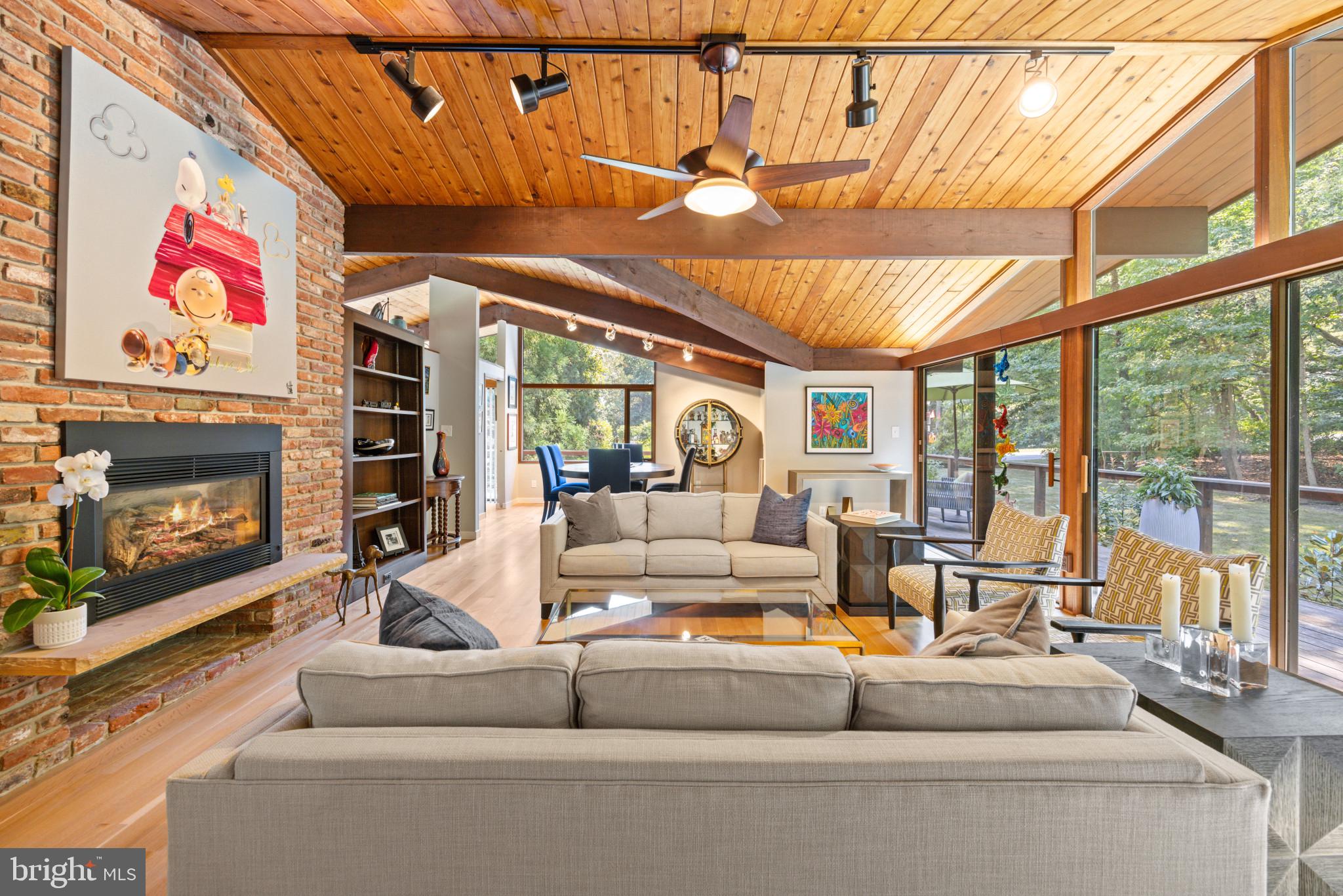 1700 Canterbury Com