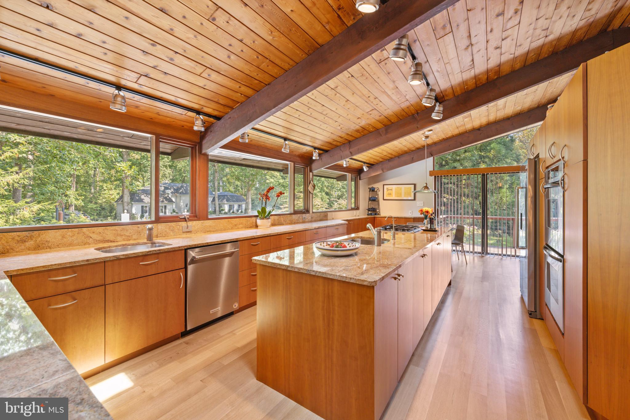 1700 Canterbury Com